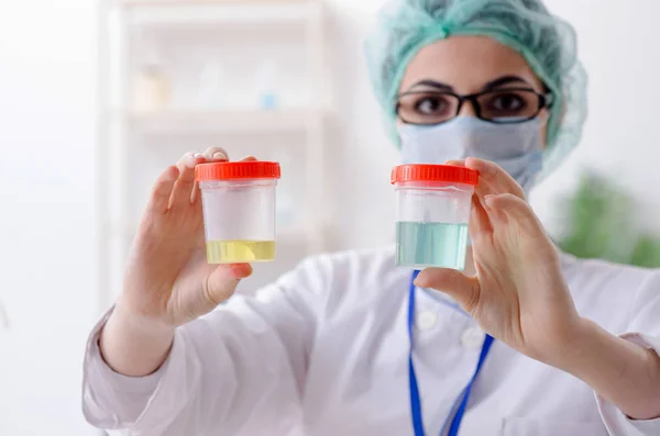 Ung kvinnlig kemist arbetar i labbet — Stockfoto