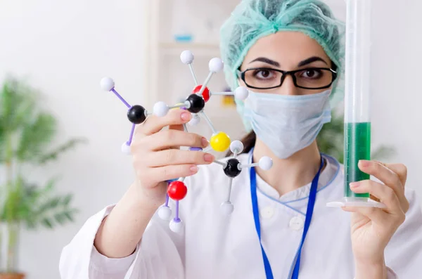 Giovane chimica femminile che lavora in laboratorio — Foto Stock