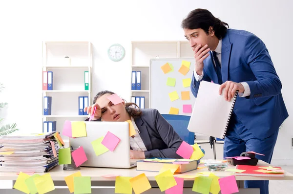 Dos colegas empleados que trabajan en la oficina — Foto de Stock