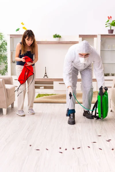 Joven contratista profesional haciendo control de plagas en piso — Foto de Stock