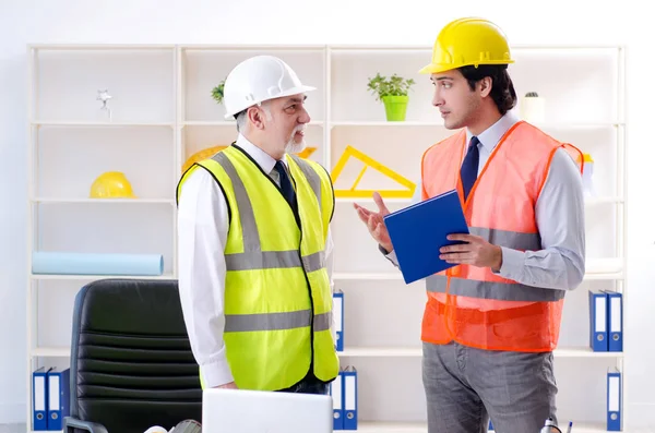 Dos colegas ingenieros trabajando en el proyecto —  Fotos de Stock