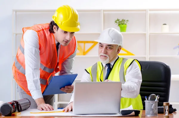 Two engineers colleagues working under project — Stock Photo, Image