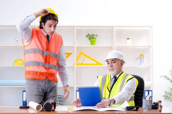 Dos colegas ingenieros trabajando en el proyecto — Foto de Stock