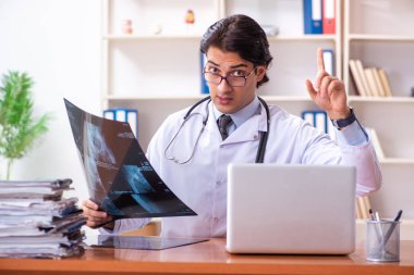 Klinikte çalışan yakışıklı genç bir doktor. 