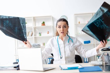 Klinikte çalışan genç bayan radyoloji uzmanı.