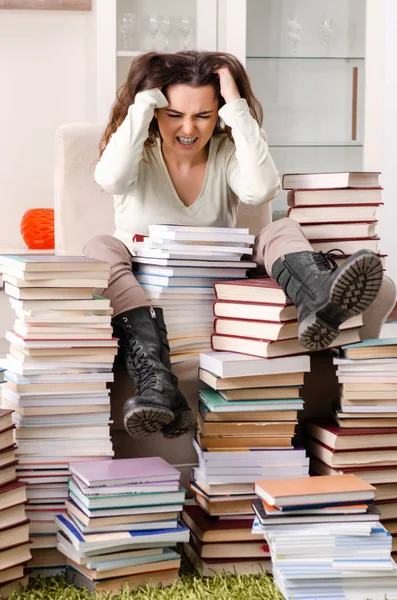 Giovane studentessa che si prepara per gli esami a casa — Foto Stock