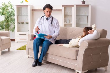 Genç, yakışıklı doktor, kadın hastayı evinde ziyaret ediyor. 