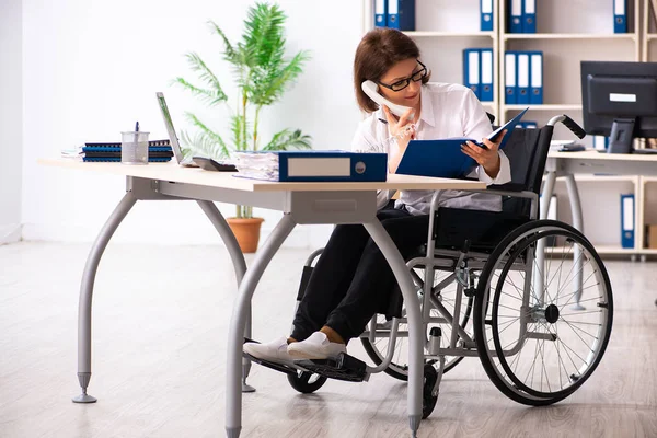 Mitarbeiterin im Rollstuhl im Büro — Stockfoto