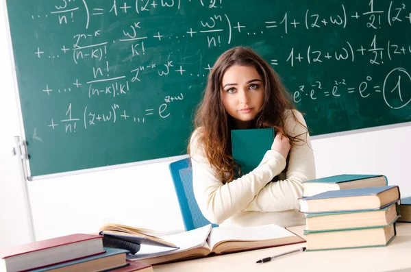 Jovem professora de matemática feminina na frente do quadro — Fotografia de Stock