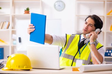 Ofiste çalışan erkek inşaat mühendisi 