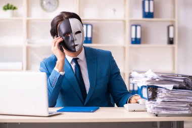 Endüstriyel casusluk kavramı ofisinde erkek çalışan   