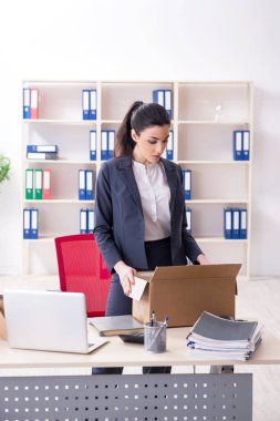 Genç kadın işçiye onu işten ateş olmak