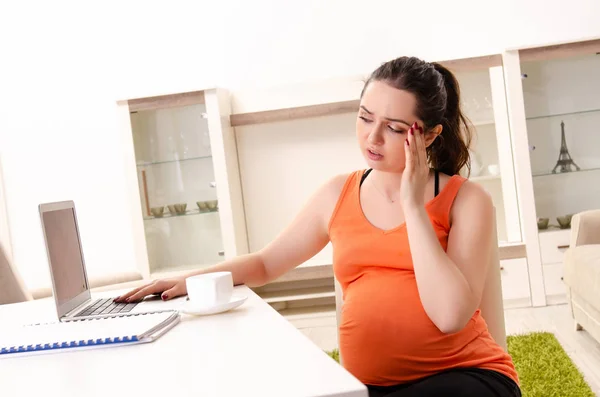 Unga gravid kvinna som arbetar hemma — Stockfoto