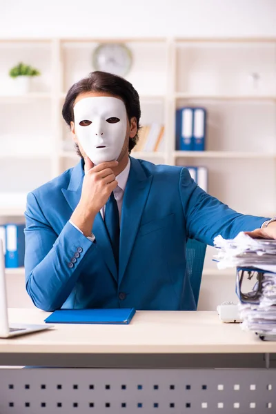 Mannelijke werknemer in het kantoor in industriële spionage concept — Stockfoto