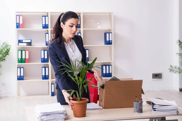 Junge Mitarbeiterin wird von ihrer Arbeit entlassen — Stockfoto