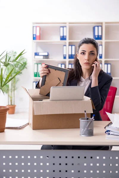 Une jeune employée licenciée de son travail — Photo