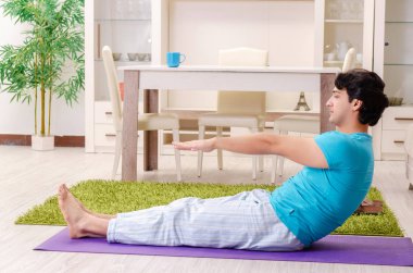 Yakışıklı delikanlı sabah egzersizleri yapıyor 