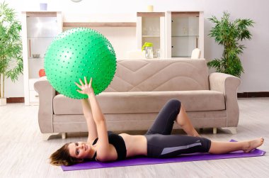 Genç güzel kız fitball ile yapıyor