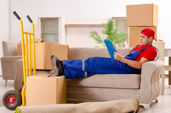 Ung entreprenör med lådor som arbetar inomhus — Stockfoto