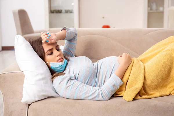 Malata donna incinta che soffre a casa — Foto Stock