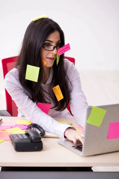 Junge Arbeitnehmerin in widersprüchlichem Prioritätenkonzept — Stockfoto