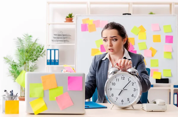 Junge Arbeitnehmerin in widersprüchlichem Prioritätenkonzept — Stockfoto