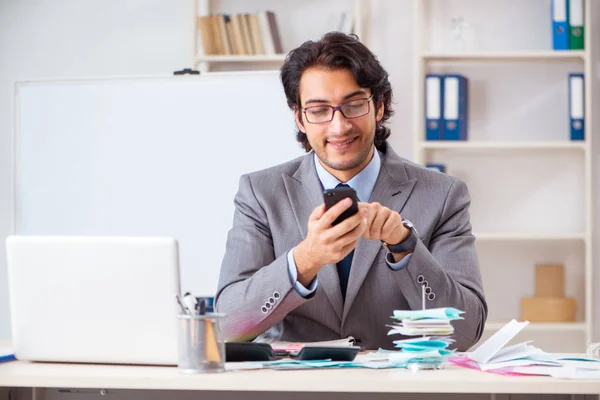 Joven hombre de negocios guapo en concepto de planificación presupuestaria —  Fotos de Stock