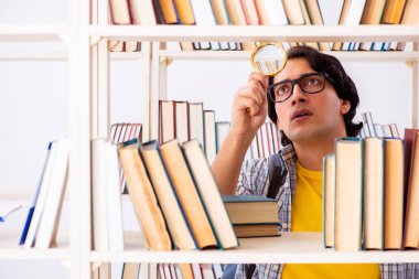 Erkek öğrenci kütüphanede sınava hazırlanıyor 