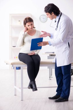 Yaşlı hamile kadın ziyaret genç erkek doktor 