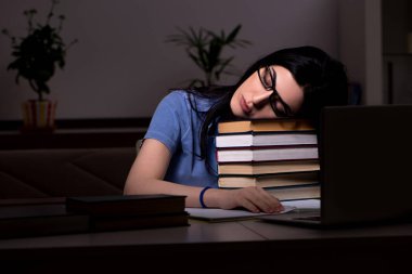 Genç kız öğrenci gece sınavlarına hazırlanıyor 