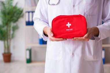 İlk yardım çantası ile erkek doktor 