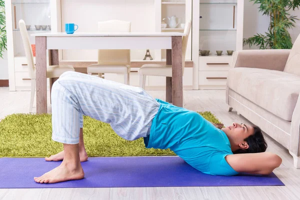 Yakışıklı delikanlı sabah egzersizleri yapıyor 