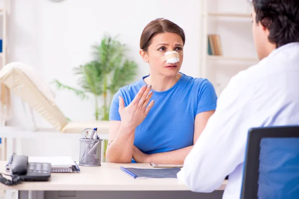 Donna in visita medico maschile per la chirurgia plastica — Foto Stock