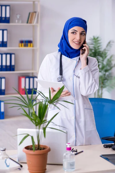Arab női orvos a klinikán. — Stock Fotó