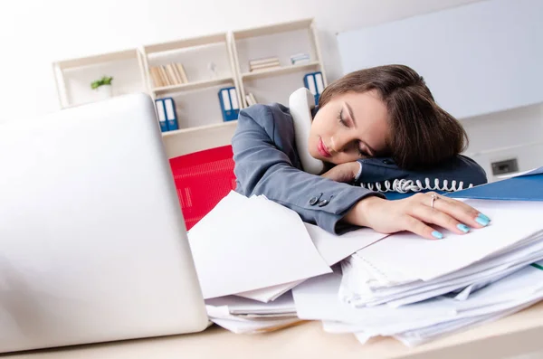 Bella dipendente donna infelice con il lavoro eccessivo — Foto Stock