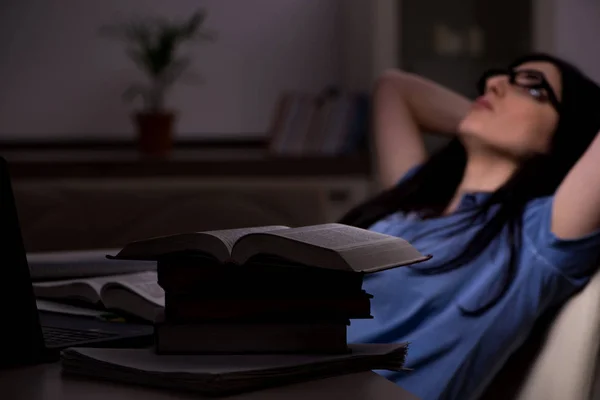 Jovem estudante se preparando para exames à noite — Fotografia de Stock