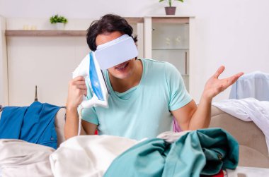 Genç adam koca evde Ütü