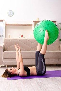 Genç güzel kız fitball ile yapıyor