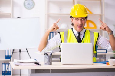 Ofiste çalışan erkek inşaat mühendisi