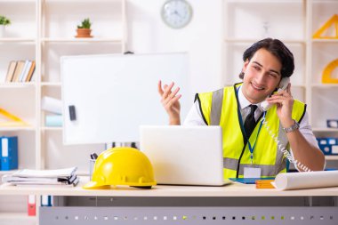 Ofiste çalışan erkek inşaat mühendisi