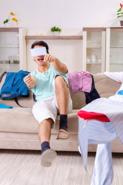 Genç adam koca evde Ütü