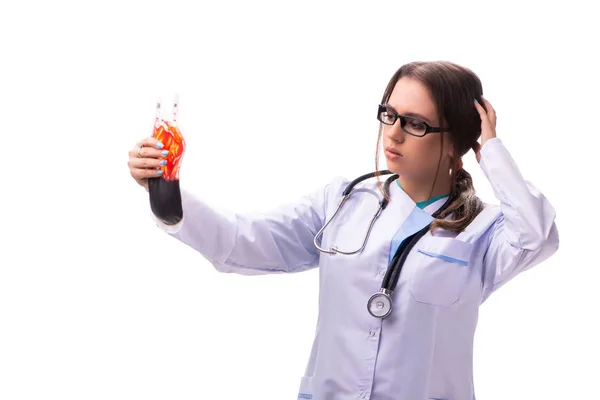Doctora joven con bolsa de sangre aislada en blanco —  Fotos de Stock