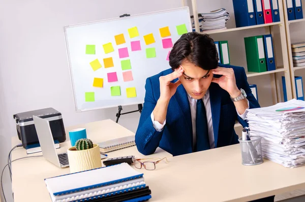 Jungunternehmer arbeitet im Büro — Stockfoto