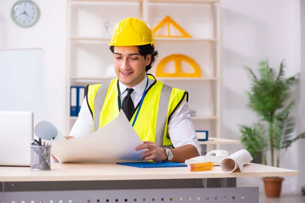 Männlicher Bauingenieur im Büro — Stockfoto