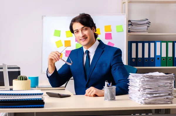 Jovem empresário que trabalha no escritório — Fotografia de Stock