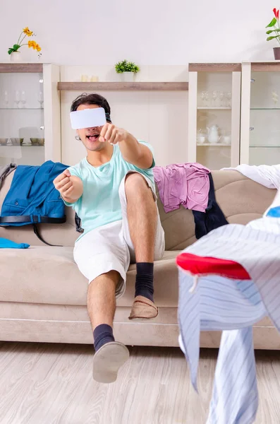 Genç adam koca evde Ütü