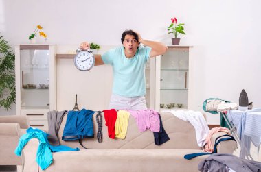 Genç adam koca evde Ütü