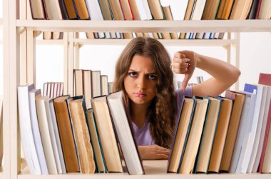 Genç kız öğrenci kütüphanede sınava hazırlanıyor.