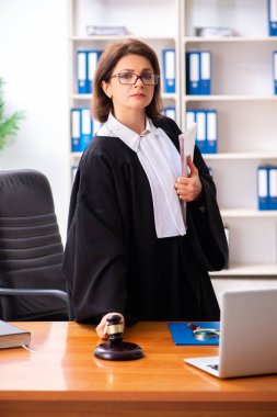 Adliyede çalışan orta yaşlı kadın doktor