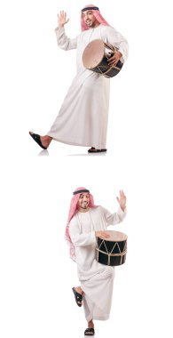 Arap adam beyaz izole davul ile